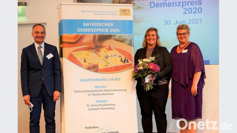 Preisverleihung in Nürnberg mit (von links) Vorstand Roland Ganzmann, Demenzbeauftragter Stefanie Wiesend und Pflegedirektorin Sabine Hirsch. Bild: St.-Anna-Krankenhaus/exb