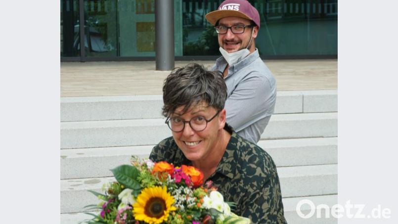 Lehrerin Heidi Langer und Musiker Johannes Heinz gewannen zusammen mit jugendlichen Flüchtlingen den Jugend-Kulturförderpreis des Bezirks. Bild: Hirsch