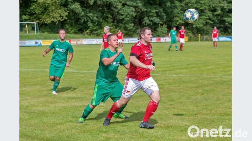 So wie hier gegen Pfreimd laufen die Kicker des FC OVI/Teunz (in den grünen Trikots) in dieser Saison desöfteren hinterher. Der Aufsteiger weicht aber auch in der Bezirksliga Nord nicht von seinem Konzept ab.. Bild: mr