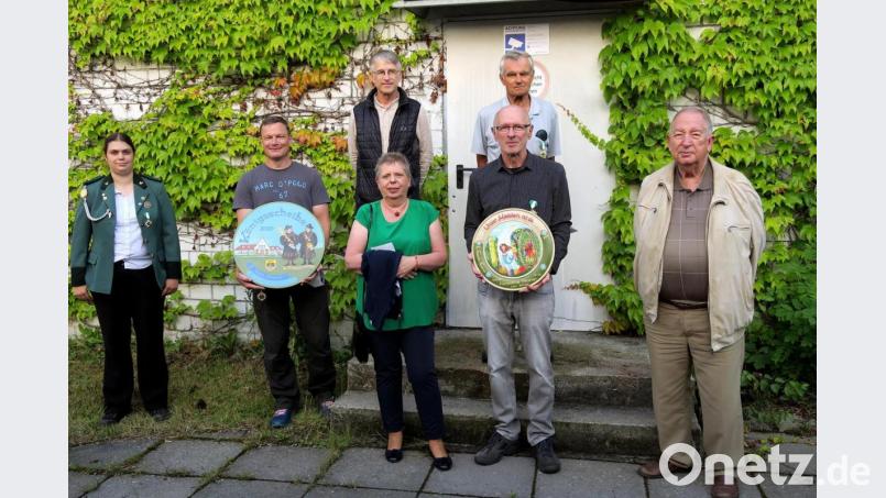 Sportleiterin Regina Feuerer (links) und FSG-Präsident Hanns Peter Oechsner (rechts) kürten die neuen Würdenträger mit Schützenkönig Ingo Haak, Liesl Margit Meyer, 1. Ritter Markus Siegert (vorne, Zweiter bis Vierter von links) und 2. Ritter Georg Scheffmann (hinten rechts). Hinten links der Vorgänger-Schützenkönig Alois Dittrich, der die neue Königsscheibe stiftete. Bild: Heinrich Fraunholz