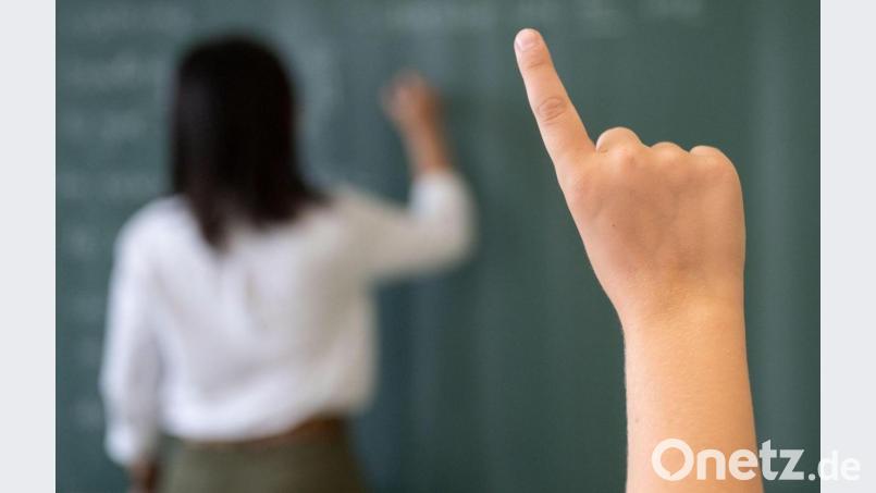 Hand heben auch in den Ferien: Nutzen Schüler im Landkreis Neustadt/WN und in Weiden das Angebot von Schulen und Kultusministerium, coronabedingte Lernlücken zu schließen? Symbolbild: Marijan Murat/dpa