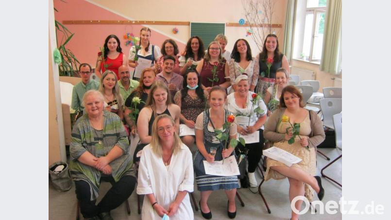 Die Absolventen der Berufsfachschule zusammen mit Ihrer Klassenleiterin Josefine Falkenstein (vorne) und Lehrerin Regina Koller, vorne, links). Bild: Sabrina Seidl/exb