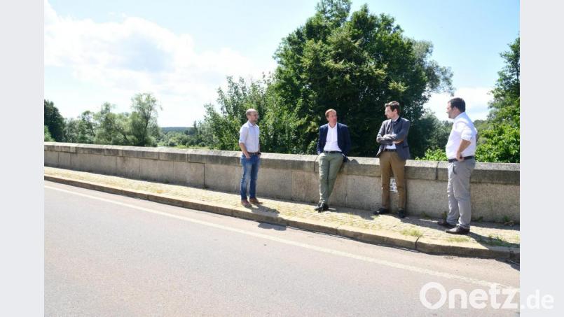 Baurat Felix Steghöfer, Baudirektor Tobias Bäumler erörtern mit MdL Stephan Oetzinger und Bürgermeister Sebastian Hartl (von links) den Umfang der notwendig werdenden Sanierung der Brücke über die Waldnaab oberhalb von Unterwildenau im Zuge der Staatsstraße 2657. Bild: bey