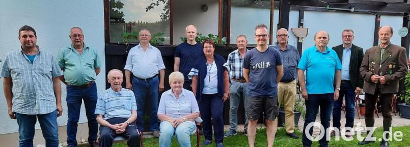 Die Geehrten (von links): Stefan Wendl, Hans Heuberger, Karl Herold, Josef Reichenberger, Irmi Herold, Matthias Lösl, Evi Eckl, Werner Kirschner, Martin Donhauser, Dietmar Heindl, Schützenmeister Georg Hausmann, Bürgermeister Michael Göth und stellvertretender Gauschützenmeister Werner Wendl. Bild: Kevin Klier