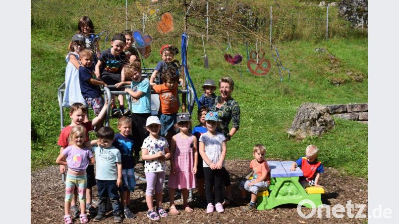 Die Hohenburger Kindergartenkinder feiern ganz versteckt hinter dem Pfleghof ihre Kirwa ab. Bild: bö