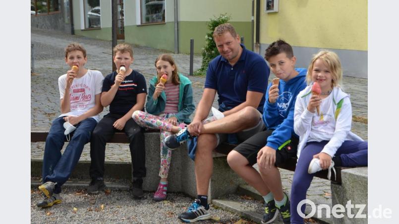 Und wie das schmeckt. Rundherum suchten sich die Kinder und Erwachsenen freie Plätze zum Schlecken. Bild: dob