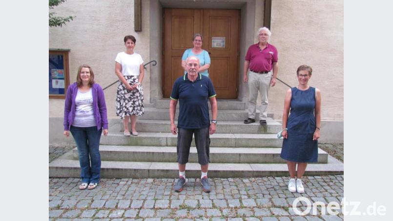 Bild zeigt die Geehrten für 10 und 25 Jahren Mitgliedschaft Hinten v.l.nr.: Gisela Dötsch, Johanna Rubenbauer, Chorleiter Richard Waldmann Vorne v.l.n.r.: Kathrin Filbinger, Roland Bäß, Vorsitzende Karin Waldmann. Bild: is