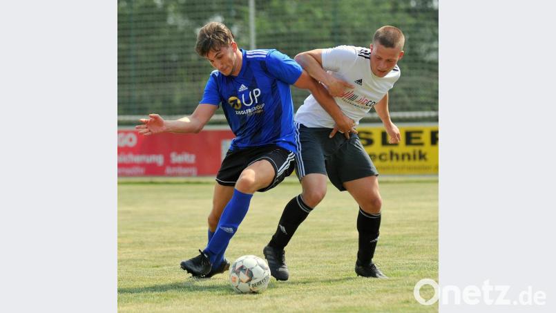 Nico Argauer (links, Szene aus dem Vorbereitungsspiel gegen die SV Grafenwöhr) trug sich in Bad Abbach gleich zweimal in die Torschützenliste der SpVgg SV Weiden ein. Archivbild: Werner Franken
