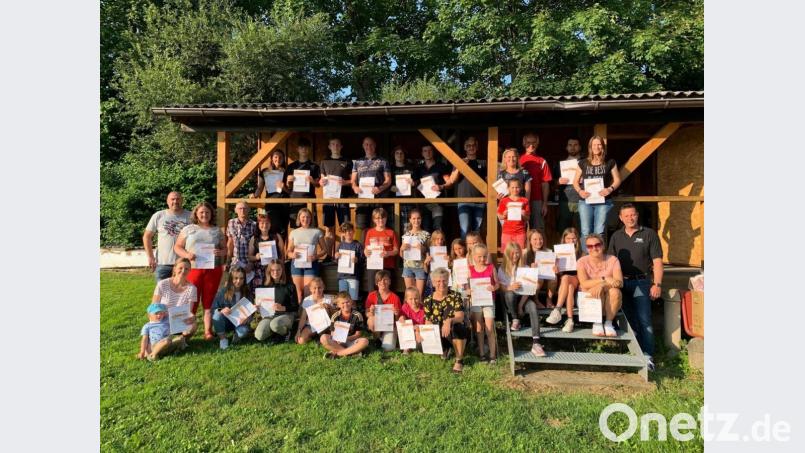 Sportabzeichenübergabe bei der DJK Windischeschenbach. Zum Teil gibt es gleich zwei Urkunden für die Sportler. Bild: exb