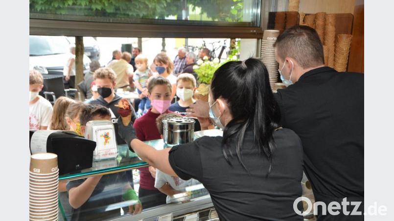 Zum Start der Eis-Tournee von Oberpfalz-Medien wurde die Eisdiele Scotta herausgefordert. Immerhin 664 leckere Eiskugeln wanderten zwischen 11 und 13 Uhr auf Kosten von Oberpfalz-Medien über die Theke. Bild: dob