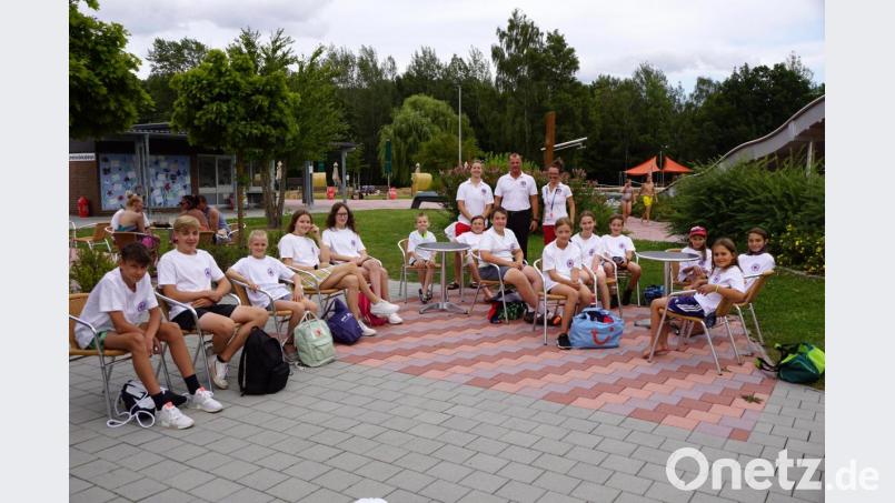 Peggy Mothes-Bayerl (hinten rechts) und Miriam Schraml (hinten links) lösten den jetzigen Vorsitzenden der Kemnather Ortsgruppe, Kai Wolf (hinten Mitte), als Jugendleiter ab. Für 14 Jugendliche der Kemnather Wasserwacht gab es zudem neue T-Shirts. Bild: bkr
