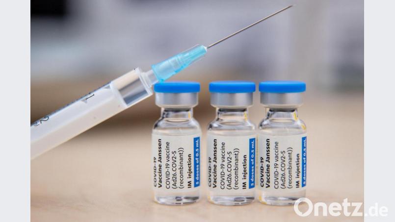 Für eine dritte Impfung, besonders für Ältere, gibt es einige Gründe. Unter anderem die Beobachtung, dass die Konzentration von Antikörpern gegen Sars-CoV-2 sowohl bei Geimpften als auch bei genesenen Covid-Patienten im Zeitverlauf wieder nachlässt. Symbolbild: dpa/Daniel Karmann