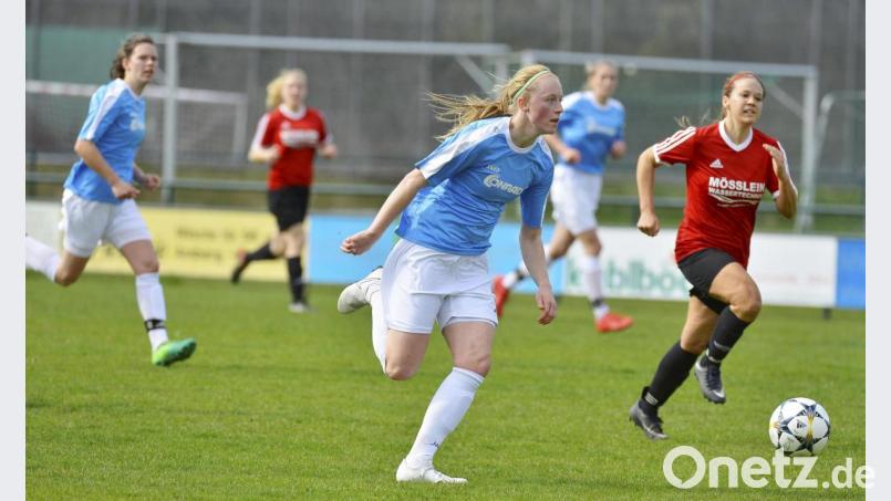 Anne Wagner (Mitte) erzielte drei Treffer beim 5:0-Sieg des TSV Theuern gegen den FV Obereichstätt. Archivbild: Hubert Ziegler