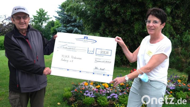 Josef Schön überreicht Flika-Vorsitzender Margit Meier eine Spende von 808 Euro. Bild: Klinikum/Uschold/exb