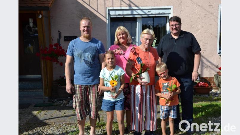 Hedwig Feneis feierte ihren 80. Geburtstag im Kreise ihrer Lieben. Dazu gratulierten ihre Kinder, die jüngsten Enkel und Pfarrer Udo Klösel. Bild: gi
