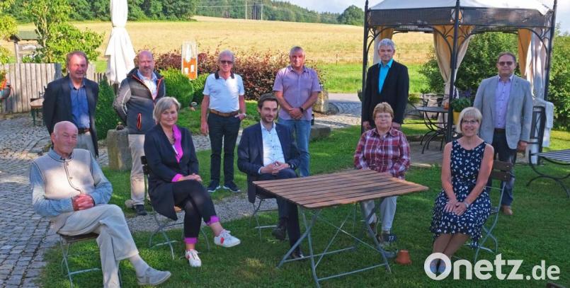 Sommer am &quot;Scheidlerhof&quot;: Die Paneuropäer stellten die Weichen für die kommenden drei Jahre. Vorsitzende ist Birgit Trottmann (vorne, Zweite von links). Vertreten wird sie von MdL Stephan Oetzinger (vorne, Mitte). Bild: nm