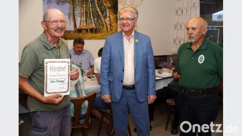 Den Ehrenbrief des Oberpfälzer Waldvereins erhielt Uwe Schimpf (links) von Klaus-Hannes Kahler (Mitte) zusammen mit Georg Wagner verliehen Bild: bkr