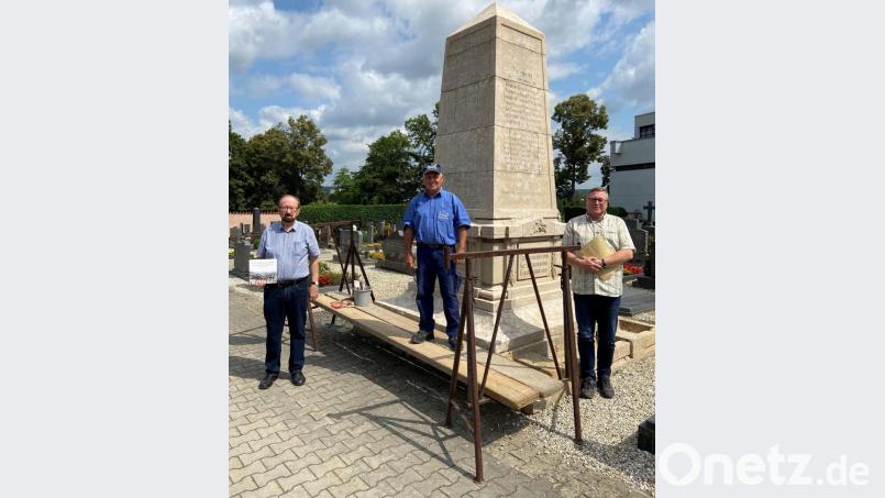 Begutachten die Sanierungsarbeiten am Franzosendenk,mal auf dem Kümmersbrucker Friedhof (von links): Historiker Günther Rambach, Steinmetz Jürgen Knorr und der Bautechniker der Gemeinde Kümmersbruck, Michael Pollok. Bild: Roland Strehl/exb