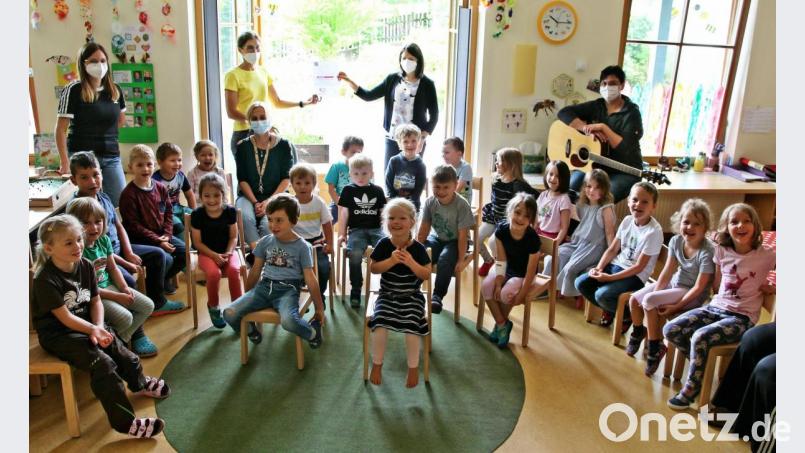 Die Würdigung des Deutschen Chorverbandes überreichte Carusos-Fachberaterin Andrea Stadler an die Leiterin des Kindergartens St. Marien, Silke Pfab, bei einem kleinen &quot;Festakt&quot; in der Gruppe &quot;Sonnenschein&quot; im Beisein mehrerer Mitarbeiterinnen, die gerne mit den Kindern singen. Bild: bph