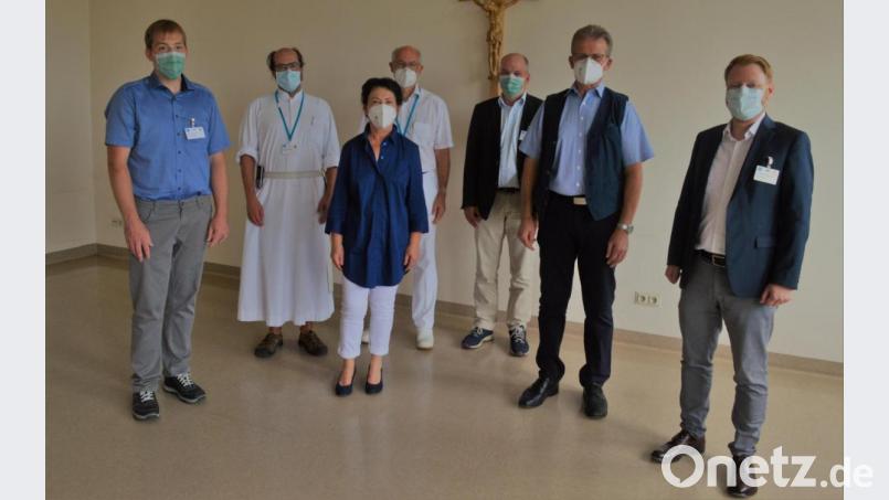 Geschäftsführer Martin Baumann (rechts), Pflegedirektor Frank Hederer (Dritter von rechts), Ärztlicher Direktor Dr. Detlef Schoenen (Mitte), Pater Thomas und MAV-Vorsitzender Christian Pirzer (links) ehrten Sonja Köppl und Günter Edenhart für je 45 Berufsjahre am Krankenhaus St. Barbara. Bild: Marion Hausmann/exb