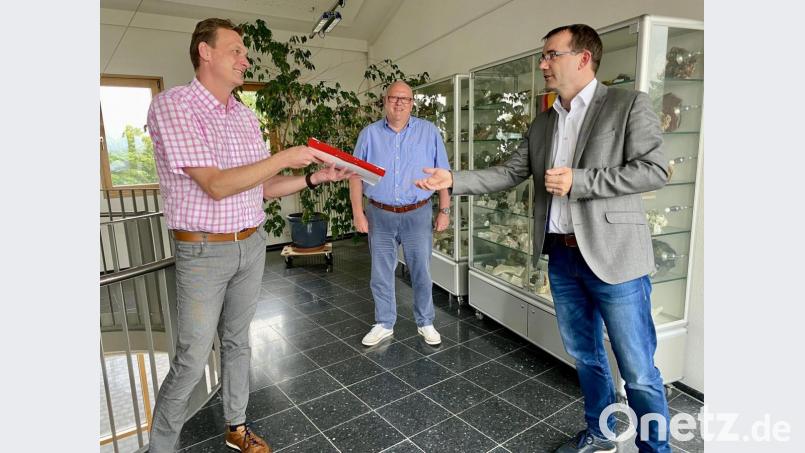 Bürgermeister Ernst Schicketanz (links) übergibt im Beisein seines Geschäftsleiters Rüdiger Fuhrmann das Schallschutz-Gutachten dem DB-Projektleiter Norman Wilk (rechts). Bild: Eichl