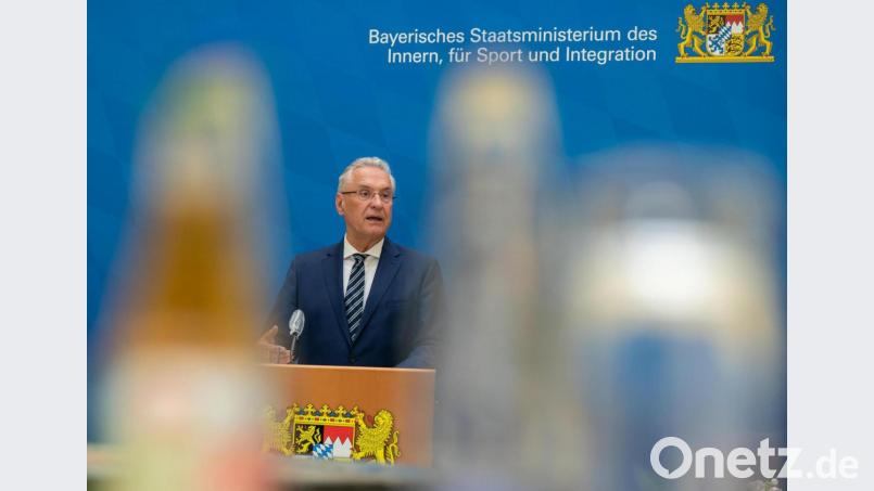 Innenminister Joachim Herrmann (CSU) stellt den Verfassungsschutzbericht für das erste Halbjahr 2021 vor. Bild: Peter Kneffel