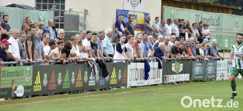 Schulter an Schulter am Spielfeldrand stehende Zuschauer. Ein Bild aus Zeiten, als Corona nur ein Bier war und man ein Fußballspiel noch völlig unbeschwert anschauen konnte. Schulter an Schulter geht nicht mehr, jetzt müssen es 1,5 Meter Abstand sein. Archivbild: Hubert Ziegler