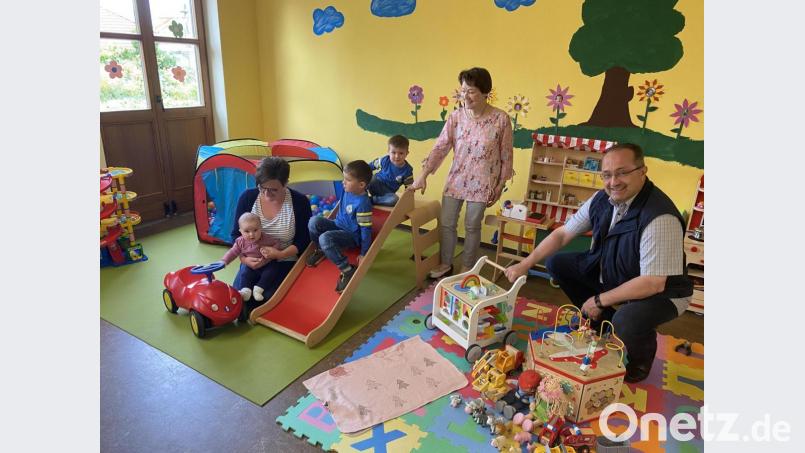 Ehrenamtliche Leiterin Bettina Hafner (von links) freut sich über die neuen Geräte. Pfarrgemeinderatssprecherin Gerti Braun und Bürgermeister Ludwig Gürtler übergaben die Neuanschaffungen. Bild: Josef Glas