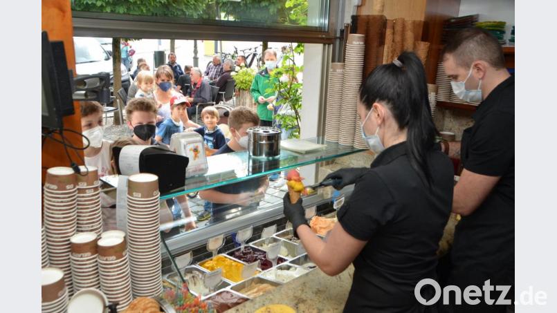 Zum Start der Eis-Tournee von Oberpfalz-Medien wurde die Eisdiele Scotta herausgefordert. Immerhin 664 leckere Eiskugeln wanderten zwischen 11 und 13 Uhr auf Kosten von Oberpfalz-Medien über die Theke. Die Eisverkäufer hatten alle Hände voll zu tun. Bild: dob