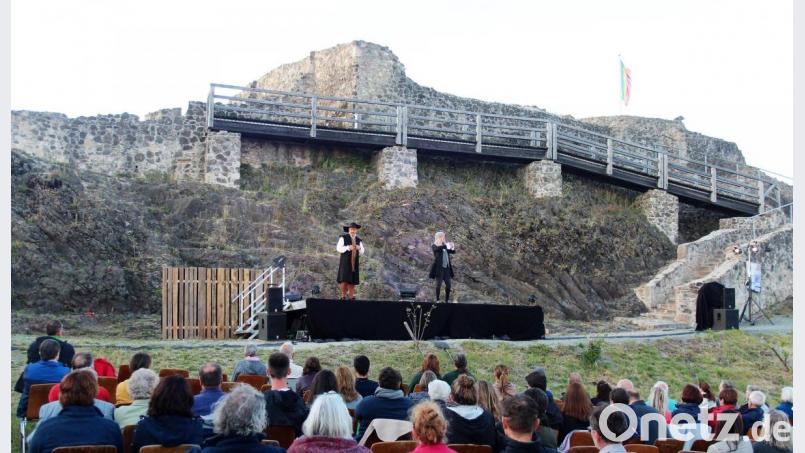 Die Burgruine am Schloßberg Waldeck war beim Gastspiel des Landestheaters Oberpfalz Bühne und Kulisse zugleich. Bild: stg