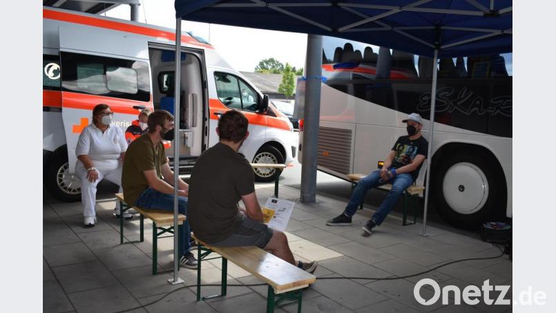 Nach dem Impftermin im Bus warten die Kandidaten unter BRK-Aufsicht noch einige Zeit ab, ob es Sofortreaktionen gibt. Archivbild: lue