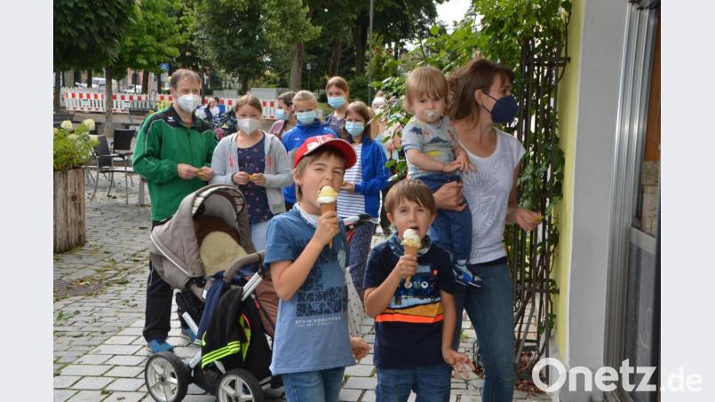 Zum Start der Eis-Tournee von Oberpfalz-Medien wurde die Eisdiele Scotta herausgefordert. Immerhin 664 leckere Eiskugeln wanderten zwischen 11 und 13 Uhr auf Kosten von Oberpfalz-Medien über die Theke. Die Jungs können es nicht mehr erwarten bis auch das Geschwisterchen in den Genuss des Eises kommt und schlecken munter drauf los. Bild: dob