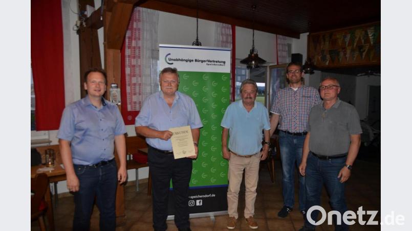 UBV-Vorsitzender Christian Bäß (Zweiter von rechts) und Bürgermeister Christian Porsch gratulierten Altbürgermeister Manfred Porsch zur Ernennung zum Ehrenvorsitzenden sowie Karl Braun und Rudi Kirchberger (von links) zu ihren Auszeichnungen für Mitarbeit und Treue. Bild: ak