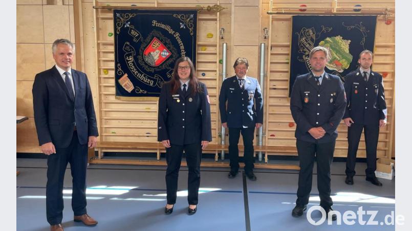 Bürgermeister Thomas Meiler gratulierte dem wiedergewähltem Führungsduo Florian Plödt (Zweiter von rechts) und Silke Schulte-Bahrenberg (Zweite von links). Das Vorstandsteam wird komplettiert durch Kassier Harald Häupler (Dritter von links) und den Kassenrevisoren Stafan Birkner (rechts) und Gerhard Plödt. Bild: cro