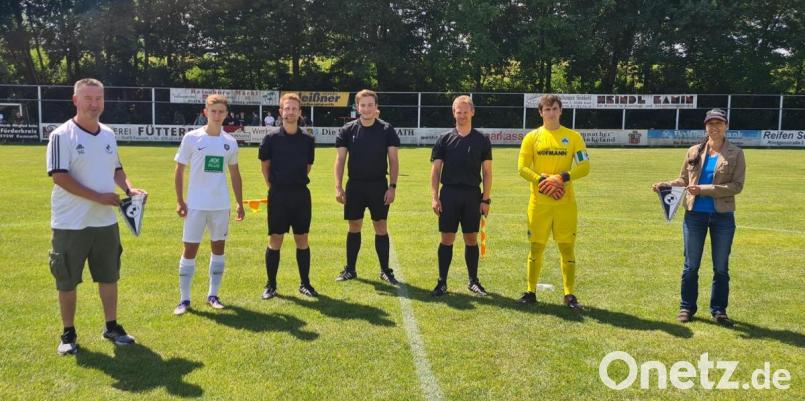 Vorm Anpfiff zum Spiel der SpVgg Greuther Fürth und des FC Erzgebirge Aue überreichten Dritte Bürgermeisterin Katharina Hage (rechts) und der Kemnather Spartenleiter Fußball Stefan Gaßler (links) an die Spielführer beider Mannschaften Wimpel des SVSW. Bild: sp