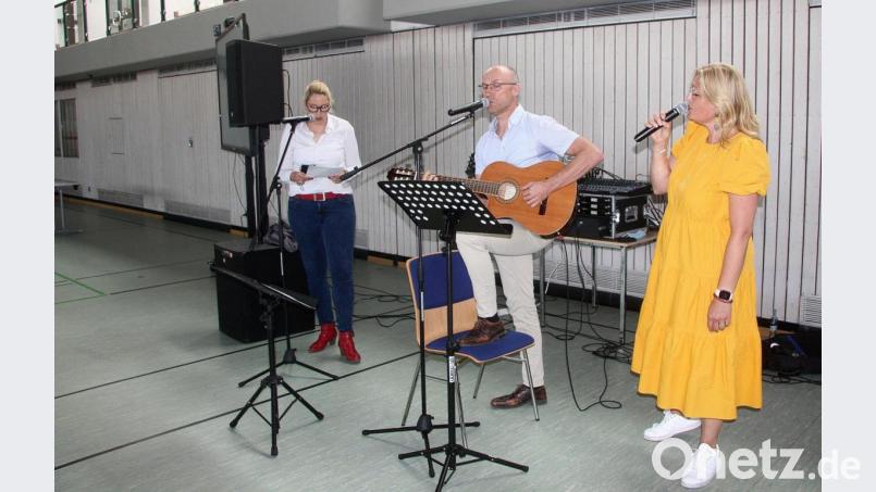 Für die musikalische Umrahmung sorgte die Lehrerband: Yvonne Landefeld (sie gestaltete auch den besinnlichen Teil), Anton Vogl und Anja Wriedt-Wiesend (von links). Bild: wro