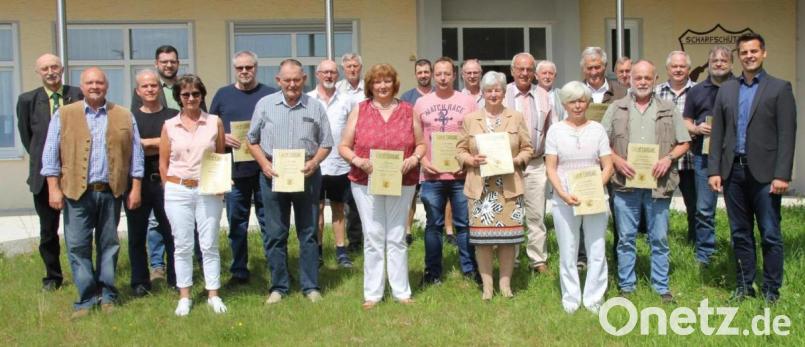 Für 25, 30, 35, 40, 45 und 50 Jahre Zugehörigkeit zu den „Scharfschützen“ sind zahlreiche Mitglieder geehrt worden. Dazu gratulierten Schützenmeister Achim Schallmoser (Zweiter von links) und Bürgermeister Rudolf Teplitzky (rechts). Bild: frd