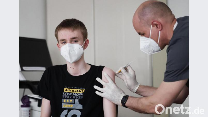 Ein 15-Jähriger wird in einer Arztpraxis mit dem Serum von Biontech/Pfizer geimpft. Symbolbild: Oliver Berg