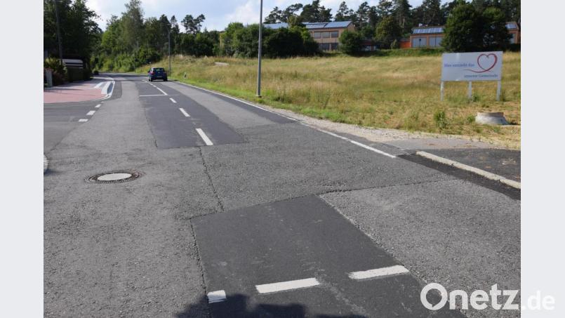 Vollsperrung: Die Hauptstraße in Ebermannsdorf wird von der Autobahnbrücke A6 bis in den Einmündungsbereich der Theuerner Straße neu geteert. Das Bild zeigt die Kreisstraße im Bereich der Neuen Mitte. Bild: bö