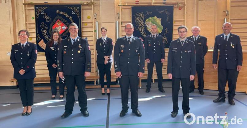 Kommandant Rüdiger Hettler und sein Stellvertreter Florian Moser ehrten aktive Mitglieder für langjährigen Dienst. Bild: cro