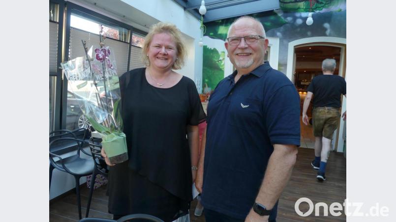 Für ihr zehnjähriges Wirken als Koordinatorin der Schulweghelfer bedankte sich Hans Bscherer bei Michaela Böhm Bild: rn