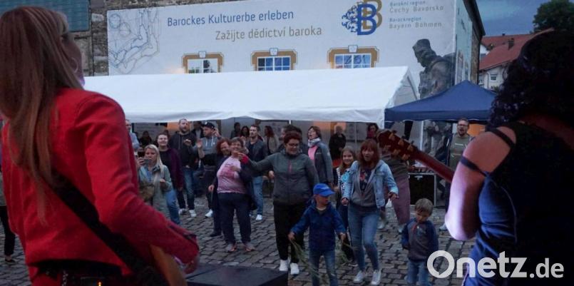 Zum Finale von "Ahoj CeBB" groovt das Publikum zu den Klängen der "Apples" aus Prag. Bild: eib