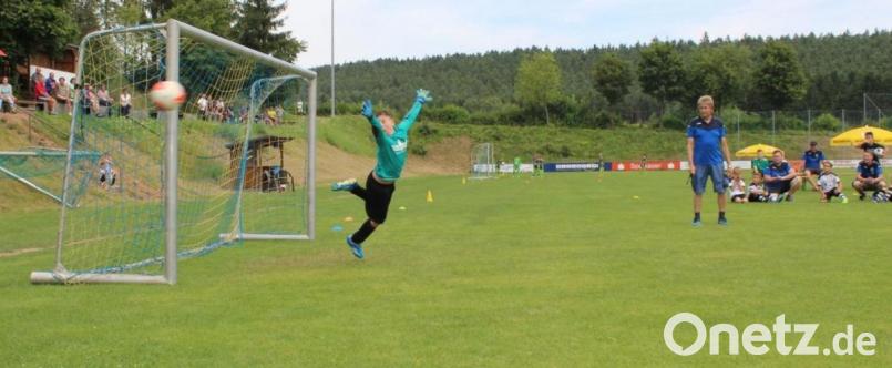 Eine starke Parade des Schnaittenbacher Torhüters im F2-Turnier. Bild: Patrick Lassmann