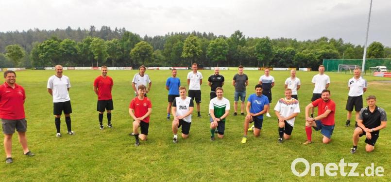 17 Fußball-Übungsleiter haben die Trainerschein-C-Lizenz erworben. Sie dürfen jetzt im Jugendbereich alle Mannschaften sowie bei den Herrenteams bis zur Kreisliga trainieren. Mit im Bild Lehrgangsleiter Rainer Fachtan (Zweiter von rechts) und ASV-Vorsitzender Stephan Veigl (links). Bild: hai