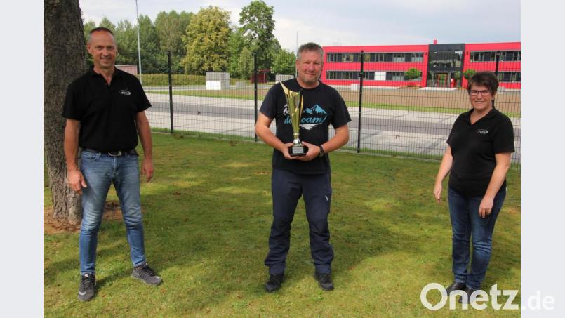 Der &quot;Karl-Queitsch-Gedächtnispokal&quot; ging in diesem Jahr an Michael Fuhrmann (Mitte). Die Verleihung nahmen Zweiter TVW-Vorsitzender Werner Rustler (links) und TVW-Vorsitzende Regina Gerl vor. Bild: kro