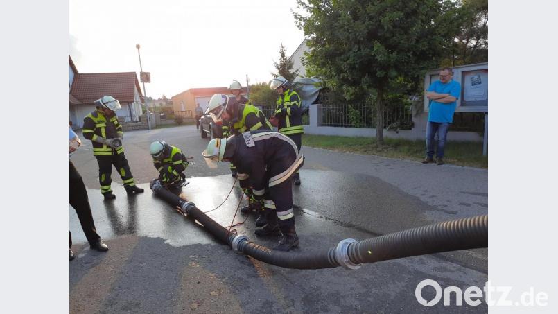Leistungsprüfung bei der Lanzer Wehr: Die Feuerwehrleute müssen zeigen, dass sie mit einem Hydranten umgehen können. Bild: exb/FFW Lanz