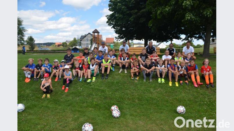 45 Mädchen und Buben waren zum Zeltlagerfest des Sportvereins gekommen. Es war als Ersatz für das Zeltlager gedacht, das wegen Corona auch heuer ausfallen musste. Bild: ak
