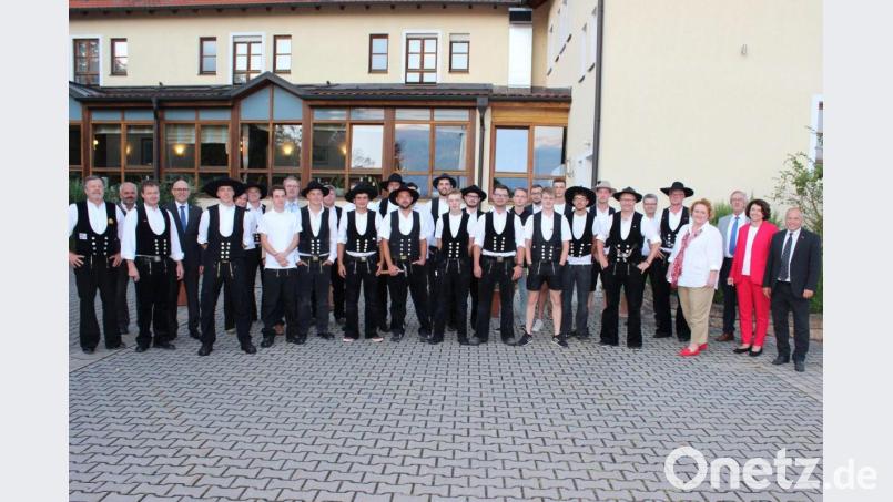 36 ehemalige Lehrlinge im Zimmerer-Handwerk freuen sich, dass sie sich nach bestandener Prüfung nun Gesellen nennen dürfen. Bild: Karl Pfeilschifter/exb