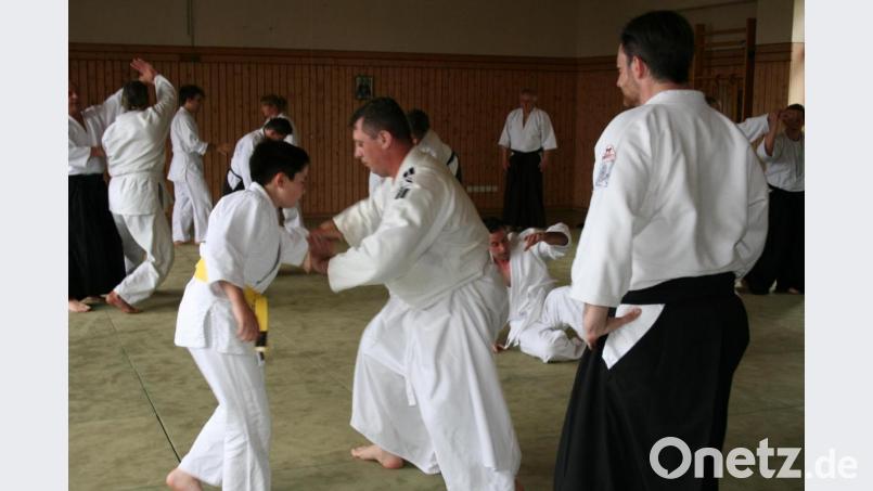 Geübt wurde in Premenreuth unter anderem die Wurftechnik Kote gaeshi. In der Bildmitte Gruppenleiter Sergej Rudakovski aus Chemnitz mit Lukas Karakuzu, einem Kind aus der Aikidogruppe Kastl. Bild: Kathleen Walberer/exb