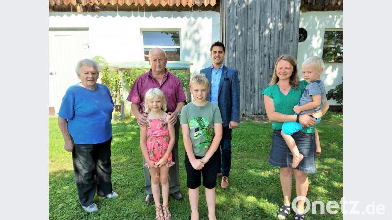 Unser Bild zeigt Jubilar Anton Schön mit seiner Gattin Therese (links), Bürgermeister Rudolf Teplitzky sowie Enkelin Martina (rechts) und den drei Urenkeln. Bild: lg